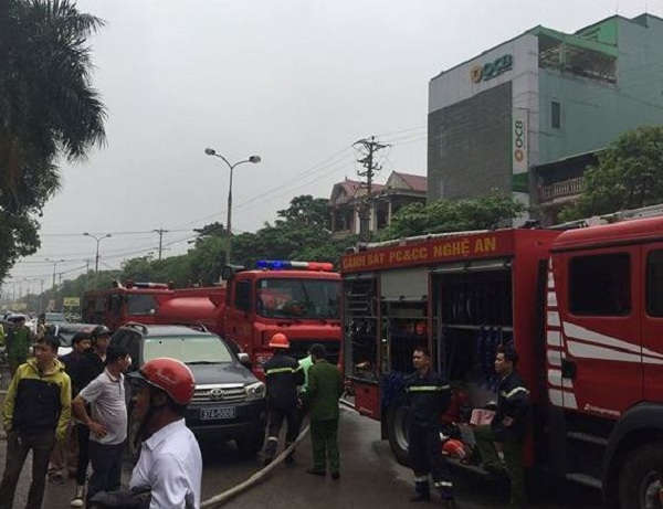 Có 5 xe cứu hỏa đến hiện trường dập lửa nhưng đến 13h ngọn lửa vẫn chưa được khống chế