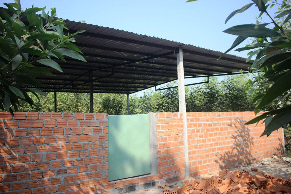 Hầu hết các công trình phụ đều được dựng vội vã, chưa kịp tô trát xi măng