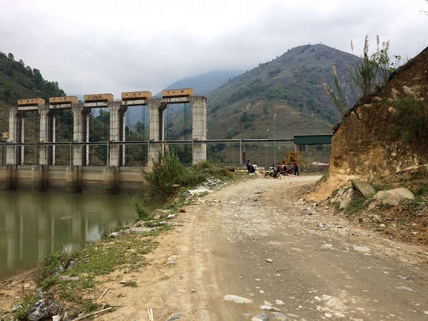 Đoạn đường 400 m của dự án cải tạo tỉnh lộ 152 đang được thi công để hoàn thành tiến độ.