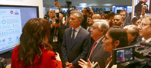 Tổng thư ký LHQ António Guterres và Tổng thống nước Cộng hòa Argentina Mauricio Macri đến thăm gian hàng của Argentina trong khu vực triển lãm của Hội nghị cấp cao của LHQ về hợp tác Nam-Nam