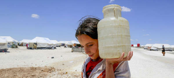 Tại một khu lều trại tạm thời ở Ain Issa, cách phía Bắc Raqqa ở Cộng hòa Cộng hoà A-rập Xy-ri 50 km, Horriya, 12 tuổi mang theo một can nước (năm 2017)