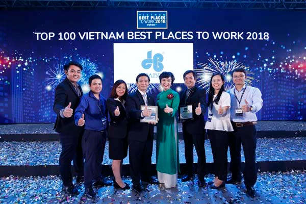 Ông Lê Viết Hải, Chủ tịch HĐQT, TGĐ Tập đoàn Xây dựng Hòa Bình (thứ 4 từ trái sang) cùng cộng sự tại buổi vinh danh.