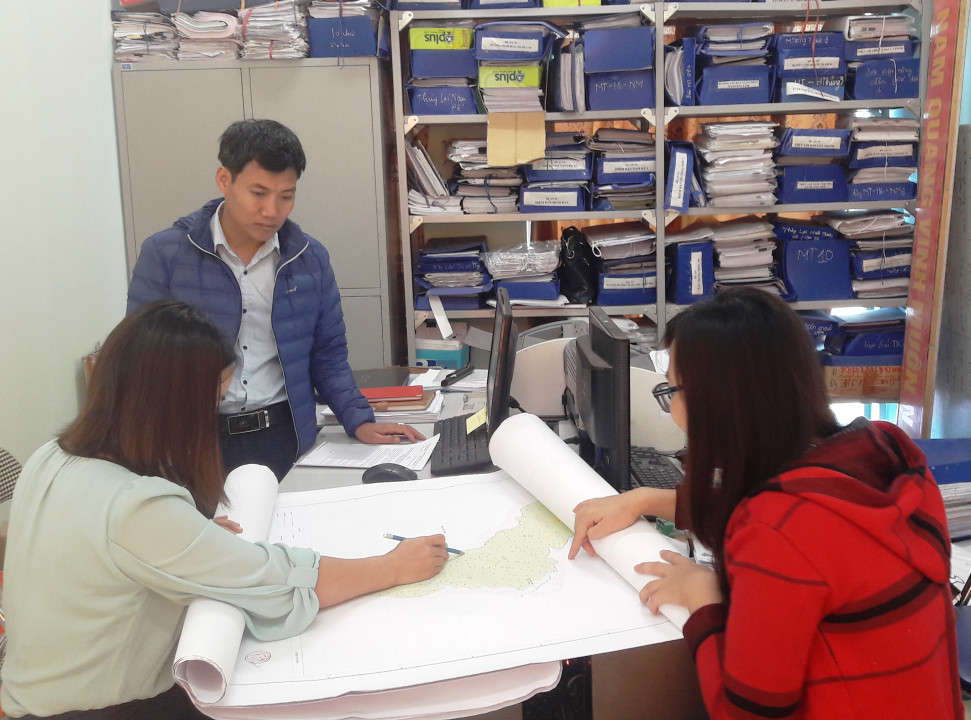 1. Cán bộ phòng TN&MT huyện Mường Nhé kiểm tra hồ sơ quy hoạch đất đai trên địa bàn huyện.