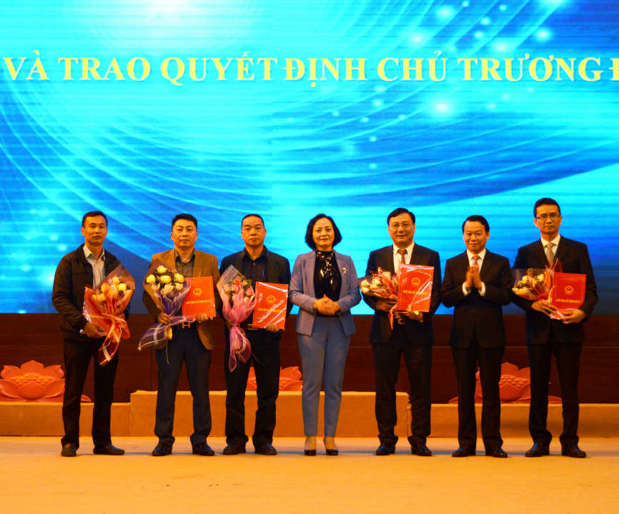 Bí thư Tỉnh ủy Yên Bái trao Quyết định chủ trương đầu tư cho các doanh nghiệp
