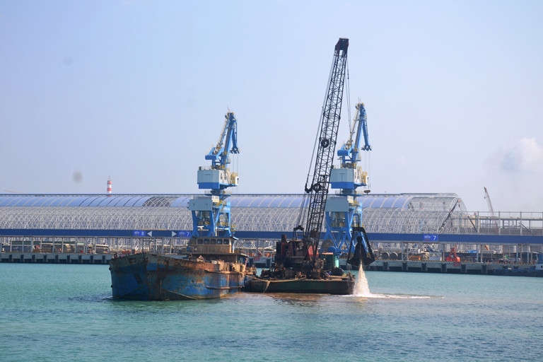 Cát, bùn đất nhiễm mặn được phun lên bờ, hạn chế ô nhiễm môi trường biển