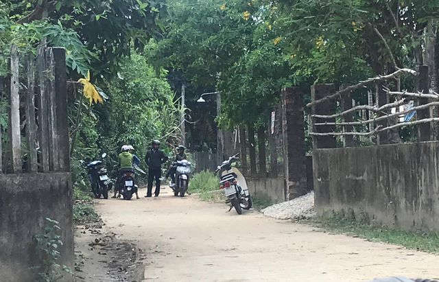 Một số “cò đất” đứng đợi khách để giới thiệu đất