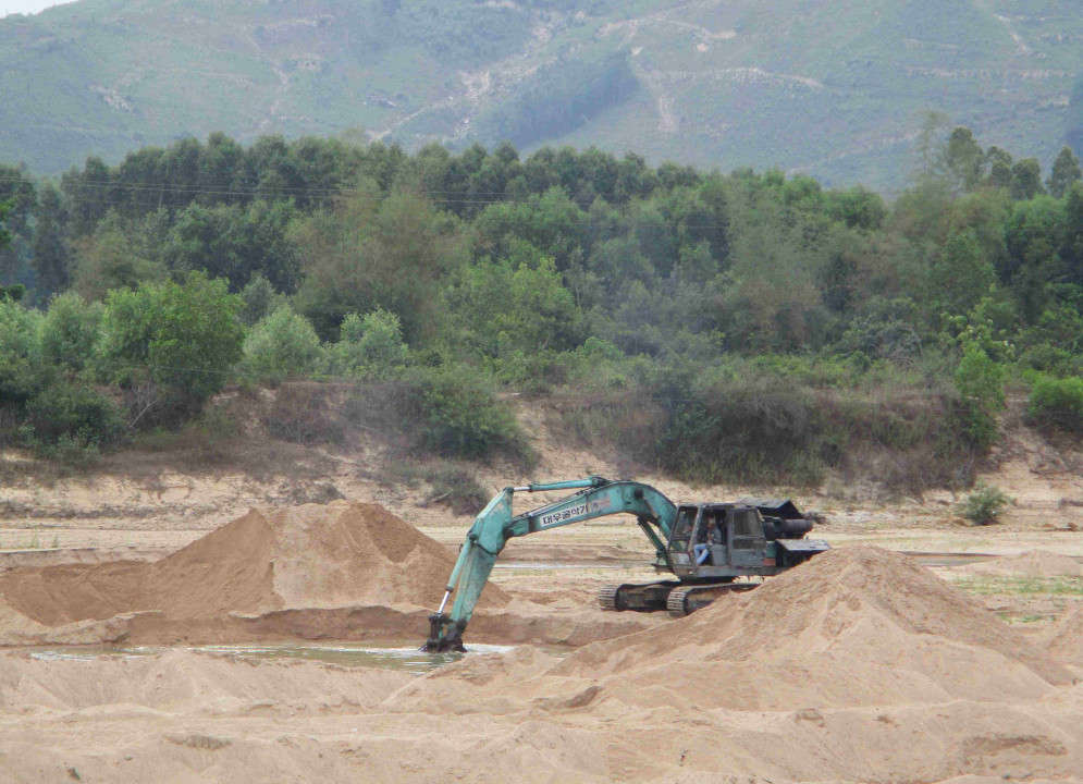 Doanh nghiệp khai thác cát không có biển báo nguy hiểm, rào chắn bảo vệ, múc cát giữa dòng sông tạo thành hố sâu