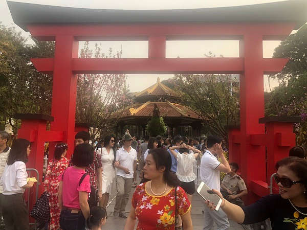 đông đảo người dân, du khách đến tham quan