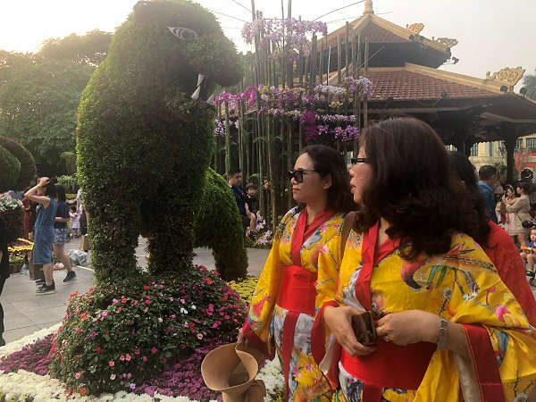 Nhiều du khách đã diện những trang phục bắt mắt nhất