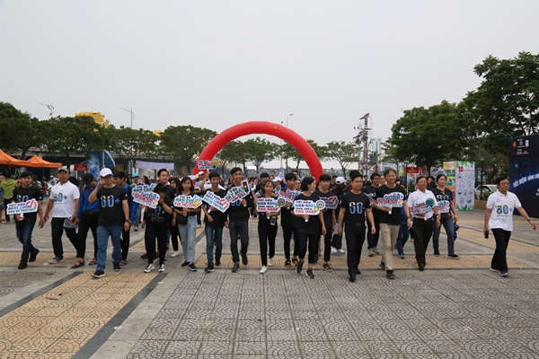 Ngay sau lễ phát động, các đại biểu đã diễu hành đi bộ qua một số tuyến đường của TP. Đà Nẵng mang theo các thông điệp kêu gọi sử dụng tiết kiệm năng lượng, nâng cao nhận thức về biến đổi khí hậu