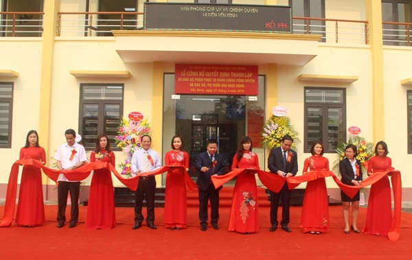 Các đồng chí lãnh đạo tỉnh, huyện cắt băng ra mắt Bộ phận phục vụ hành chính công cấp huyện, xã tại huyện Yên Bình