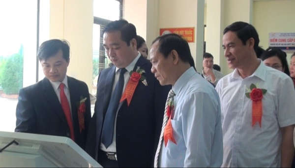 Các đồng chí lãnh đạo tỉnh và huyện Yên Bình thăm quan Bộ phận phục vụ hành chính công huyện Yên Bình