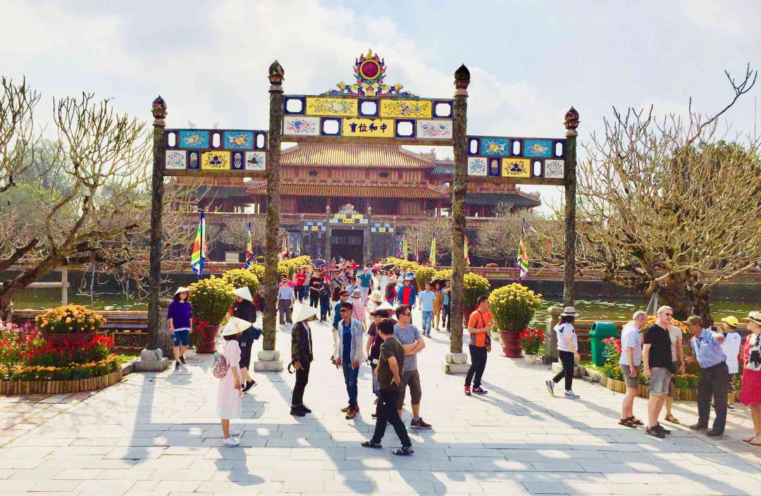 Đông đảo du khách tham quan Đại nội Huế