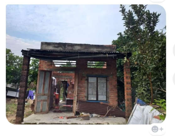 Một ngôi nhà của người dân xã Quế An bị tốc mái do lốc xoáy gây ra