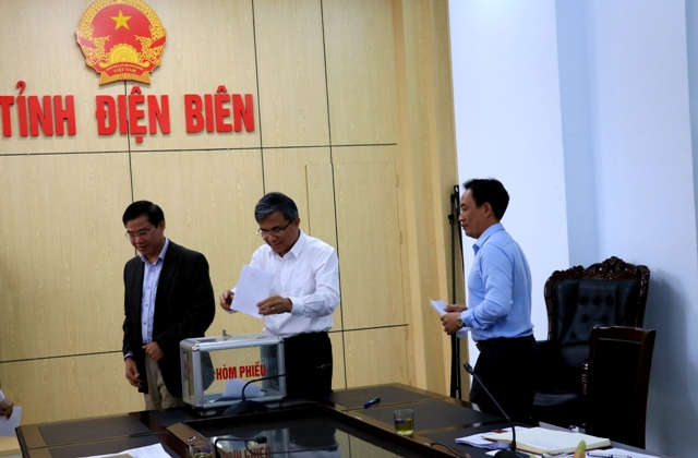 Các thành viên Hội đồng thẩm định bỏ phiểu công nhận các xã đạt chuẩn và cơ bản đạt chuẩn NTM năm 2018.