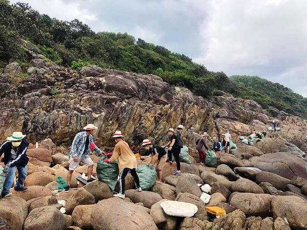 Nhóm Võ Thành An, với 100 bạn trẻ dọn rác tại bãi Đá Đen (Sơn Trà, Đà Nẵng