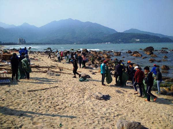 Thanh niên quận Liên Chiểu - Đà Nẵng dọn rác tại ghềnh đá Nam Ô