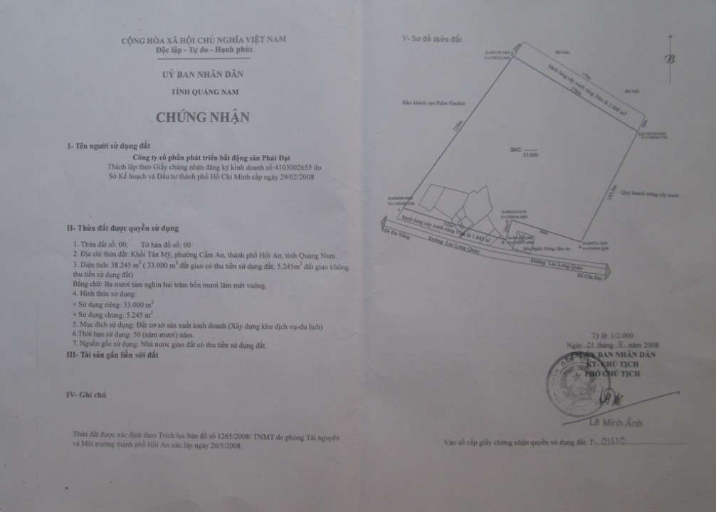 Trong QĐ số 2539/QĐ-UBND ngày 01/8/2008 có nêu: “…bàn giao giấy CNQSDĐ khi đơn vị hoàn thành nghĩa vụ tài chính và khu đất được hoàn thành việc giải phóng mặt bằng”, trong khi giải phóng mặt bằng chưa xong thì cũng trong ngày 01/8/2008, UBND tỉnh Quảng Nam ký cấp Giấy CNQSDĐ cho Công ty Phát Đạt