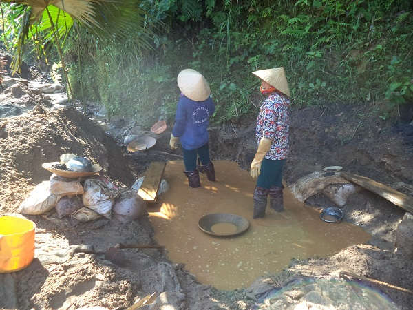 Nhiều người dân ở các xã Châu Hồng, Châu Tiến, Liên Hợp (huyện Quỳ Hợp) rất hay đi “mót” quặng thiếc tại các mỏ để hoang