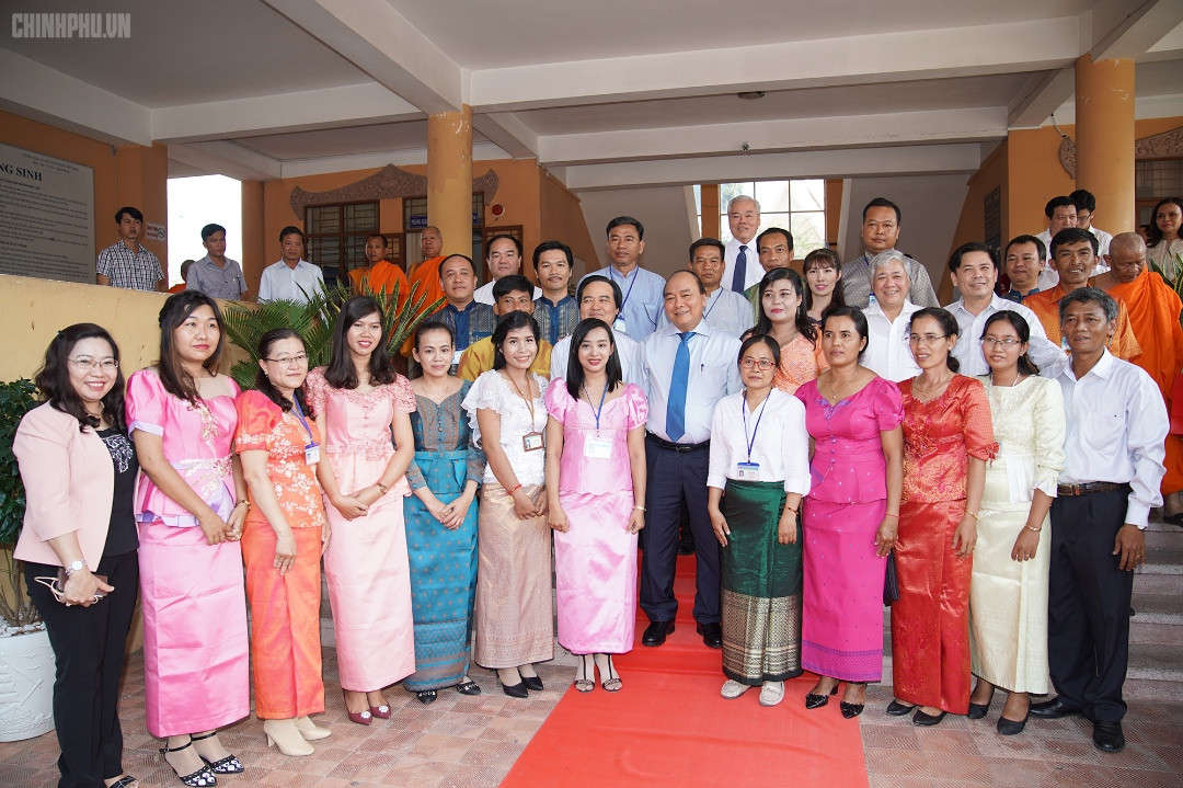 Thu tuong cung cac thay co giao Truong BTVH Pali trung cap Nam bo
