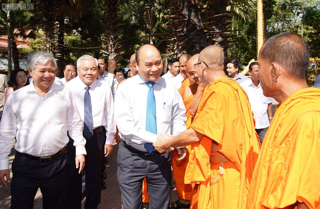 Thu tuong tham hoi su sai Chua Botum Vongsa Som Rong