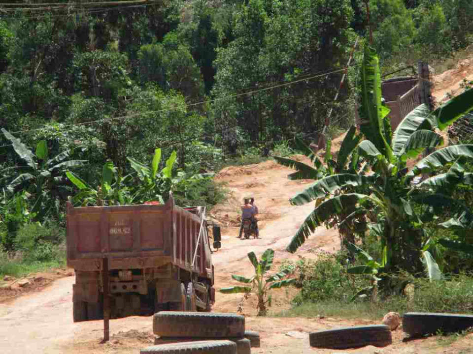 Khai thác đất, đá tại núi Cây Tra ở thôn Phú Khê 2, xã Hòa Xuân Đông, huyện Đông Hòa