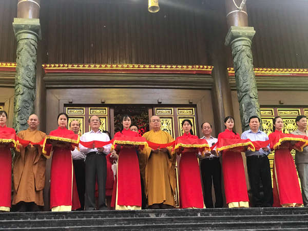 Các đồng chí đại diện lãnh đạo Trung ương, tỉnh Bắc Ninh thực hiện nghi lễ cắt băng khánh thành chùa Thánh Quang Bảo tháp Đại Bi.