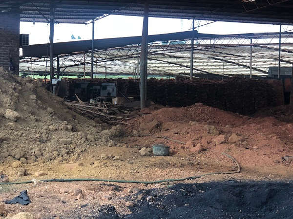 lò gạch nung nằm ngay phía sau lưng trụ sở UBND Bắc Phú vẫn ngày đêm đỏ lửa