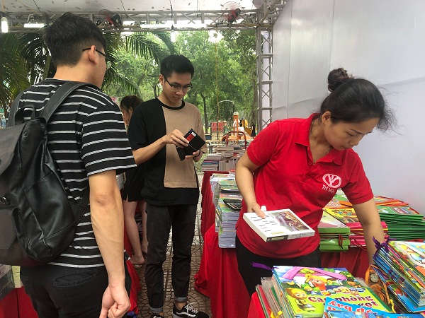 / Kể từ đó đến nay, cứ đến ngày này những người yêu sách lại có dịp giao lưu, tìm hiểu và mua những cuốn sách giá trị