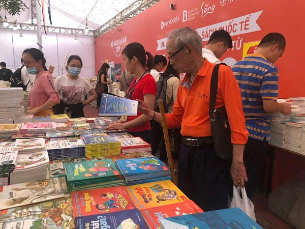 nhiều các ông, các bà có tuổi cũng đến tìm hiều và mua sách