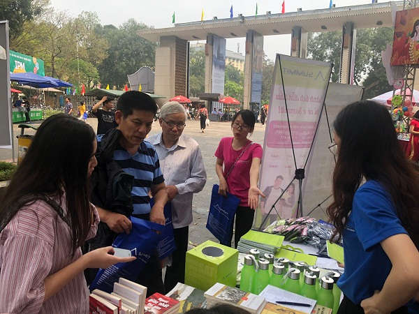 Ngay trong ngày khai mạc nhiều nhà sách cũng “tung” ra những ưu đãi hấp dẫn bạn đọc