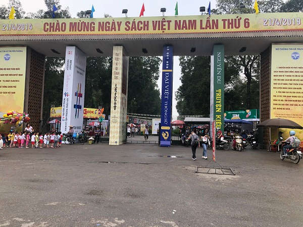 Để ngày hội được thành công ngay từ cổng vào Công viên Thống Nhất Ban tổ chức đã trang trí đẹp mắt 