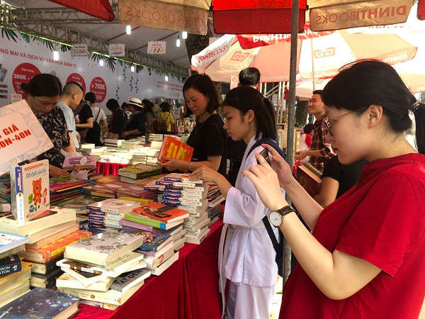 Để ngày hội được thành công ngay từ cổng vào Công viên Thống Nhất Ban tổ chức đã trang trí đẹp mắt 