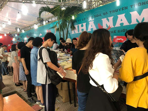 Đông đảo người dân đã đến tham dự Ngày hội Sách