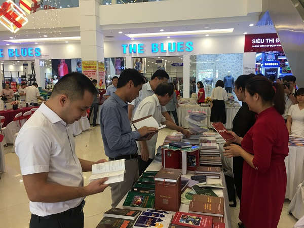 Các đại biểu tham quan các gian trưng bày