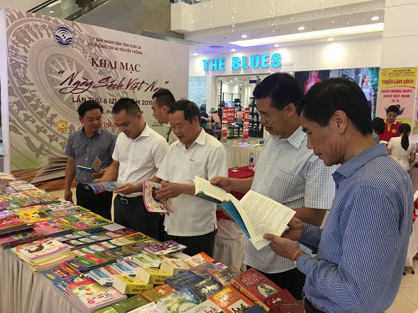 Các đại biểu tham quan các gian trưng bày