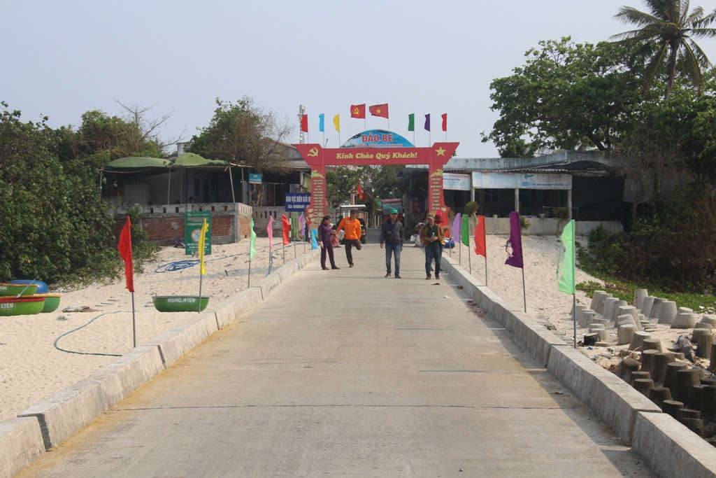 Tuy là xã đảo thuộc huyện đảo Lý Sơn, dù còn nhiều khó khăn về mọi mặt, nhưng đảo Bé An Bình được thiên nhiên ban tặng nhiều thắng cảnh đẹp mang nặng nét hoang sơ quyến rũ và bình yên cùng với đó là những món hải sản tươi ngon, bổ dưỡng. Đặc biệt hơn là người dân ở đây rất thân thiện và hiếu khách. Nếu bạn đã một lần đến đảo Lý Sơn thì bạn đừng quên đến với đảo Bé, nơi đây sẽ đưa bạn đến với một thế giới khác, lạ lẫm hơn, gần gũi với thiên nhiên hơn