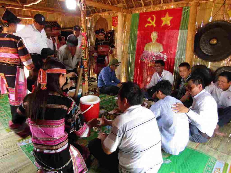 Uống rượu ghè trong nhà Rông
