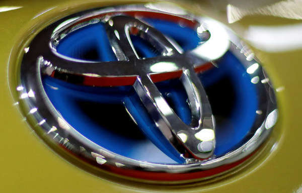 Logo của Toyota trên một chiếc xe hơi ở Prague Autoshow, Prague, Cộng hòa Séc vào ngày 13/4/2019. Ảnh: David W Cerny