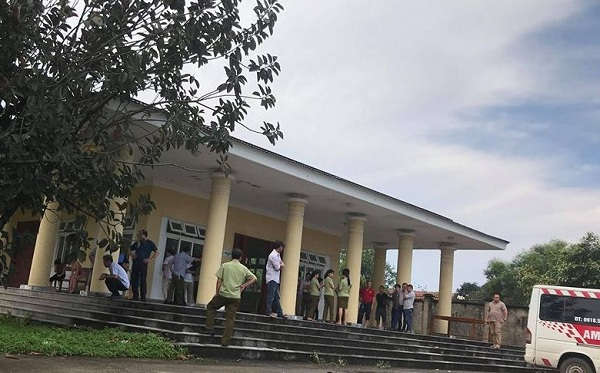 Rất đông người nhà ông Quang có mặt tại nhà xác Bệnh viện HNĐK Nghệ An sáng 22/4