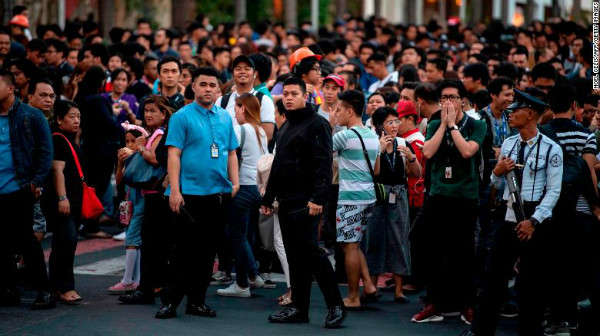 Các nhân viên sợ hãi đứng nhìn tòa nhà rung chuyển ở Manila do động đất