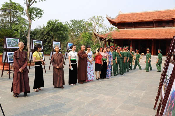 tham quan triển lãm ảnh đẹp du lịch, với 100 bức ảnh đẹp về đất nước, con người, danh lam thắng cảnh, di tích lịch sử văn hóa tỉnh Sơn La.