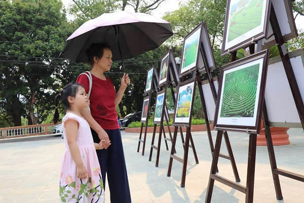 tham quan triển lãm ảnh đẹp du lịch, với 100 bức ảnh đẹp về đất nước, con người, danh lam thắng cảnh, di tích lịch sử văn hóa tỉnh Sơn La.