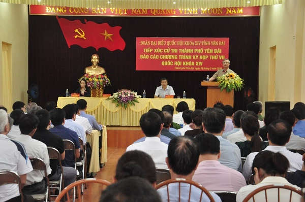 Thường trực Ban Bí thư Trần Quốc Vượng trả lời và tiếp thu các ý kiến, kiến nghị của cử tri thành phố Yên Bái