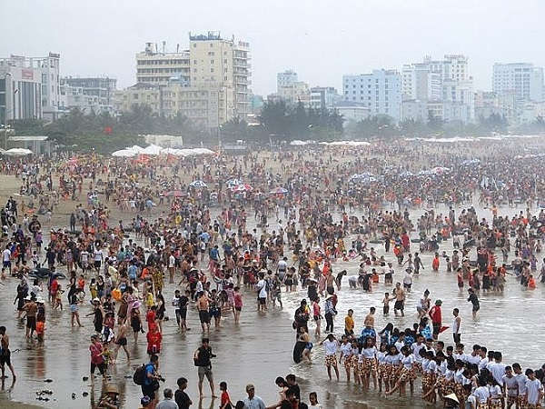 Du lịch biển Sầm Sơn đông kín người trong lễ 30/4 và 1/5