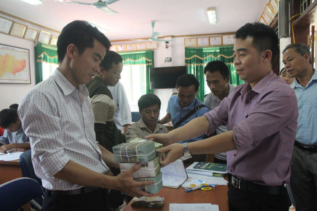 Người dân bản Huổi Nhả nhận tiền chi trả DVMTR với số tiền gần 1,2 tỷ đồng.