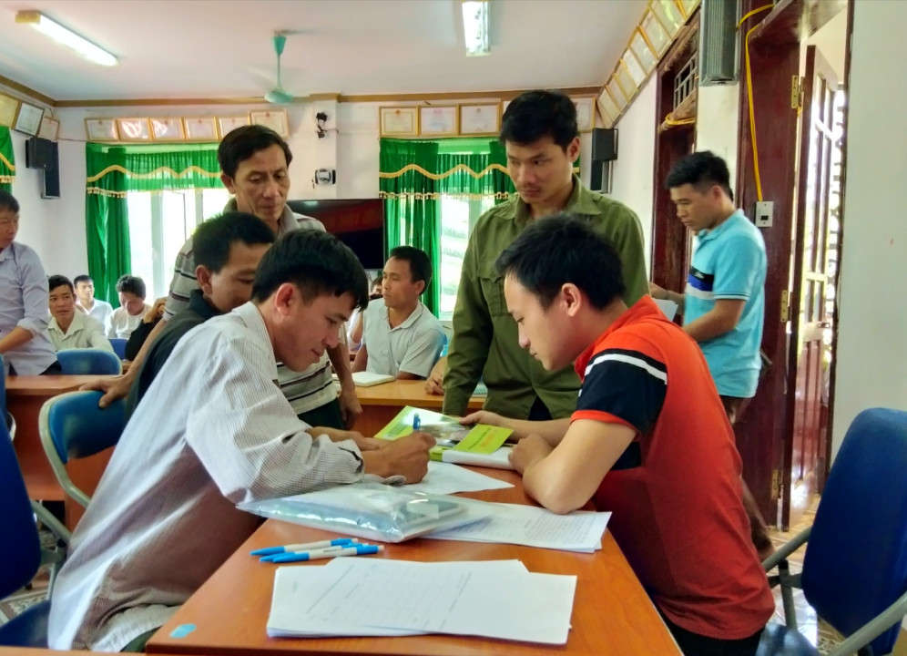 Lồng ghép với chi trả tiền DVMTR, Quỹ Bảo vệ và Phát triển rừng Điện Biên vận động người dân mở và nhận tiền qua tài khoản ngân hàng.