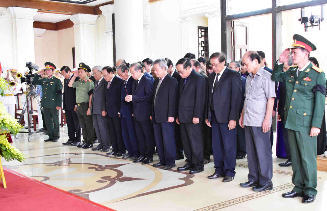 Rất nhiều cơ quan tại Huế và các tỉnh lân cận viếng nguyên Chủ tịch nước, đại tướng Lê Đức Anh; cùng với đó là nhiều chính khách nước ngoài...