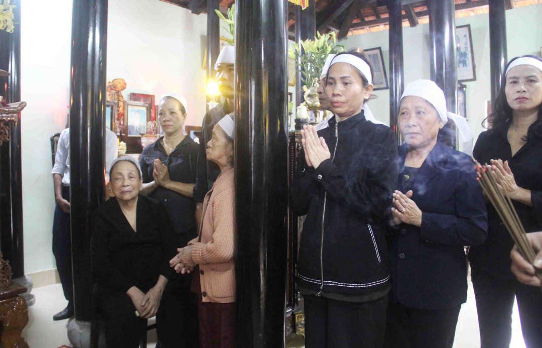 Người dân địa phương đã thắp nén nhan tri ân người anh hùng của quê hương