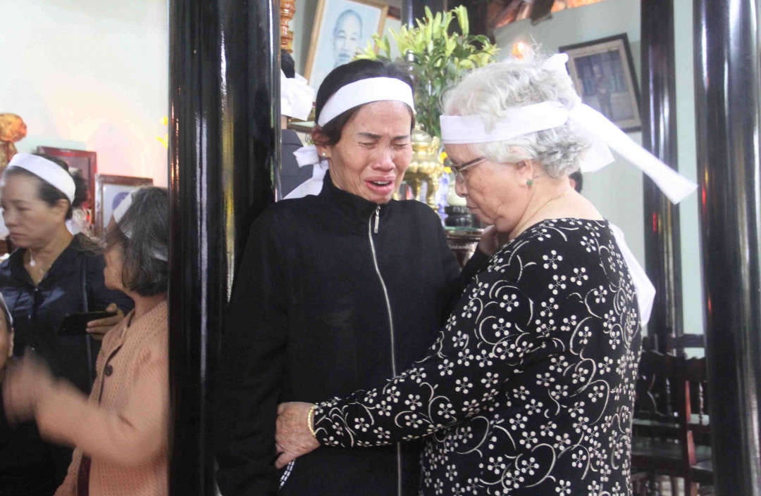 Xúc động trước bàn thờ Đại tướng